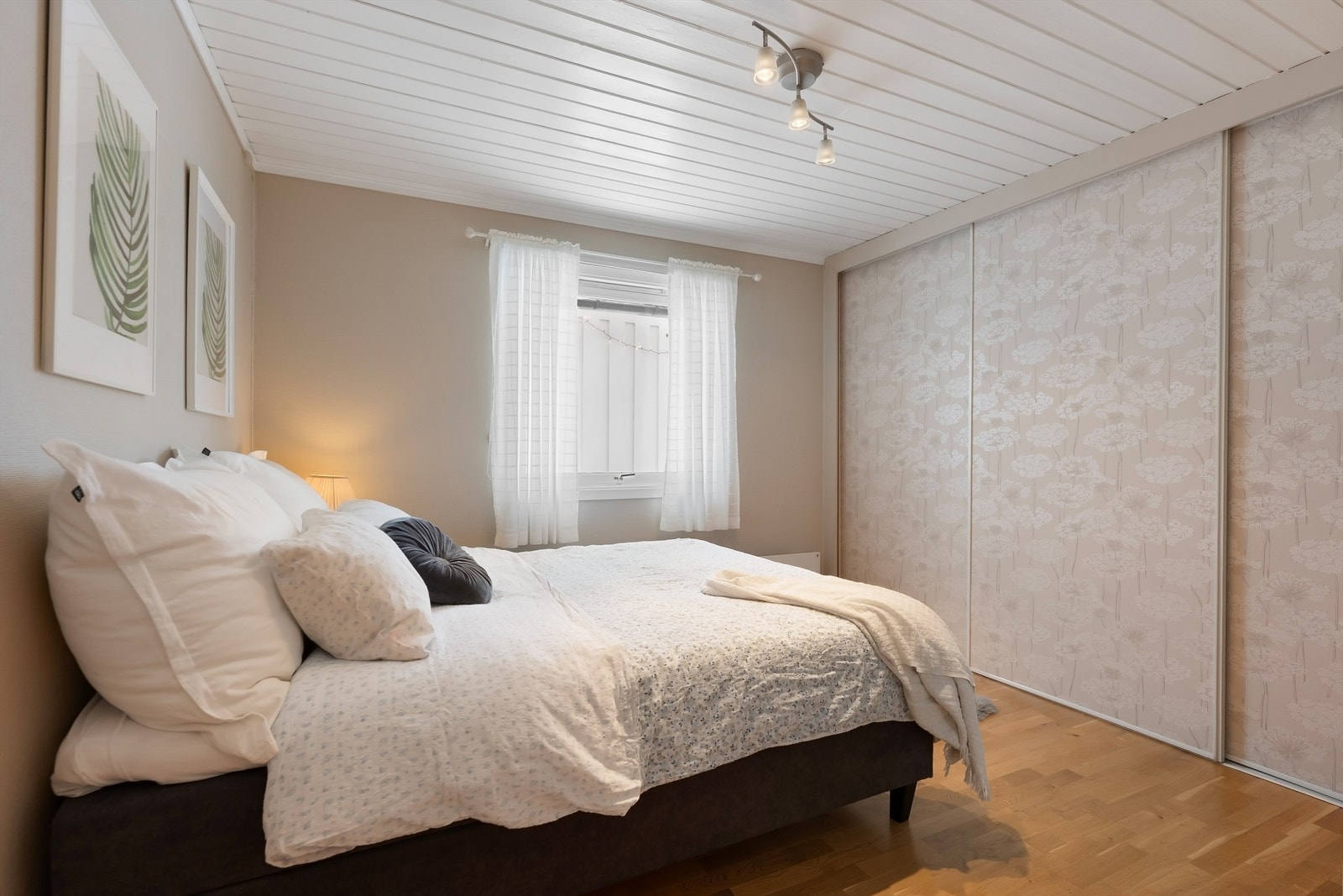 Her er det montert en romslig skyvedørsgarderobe for effektiv oppbevaring. Galleribilde