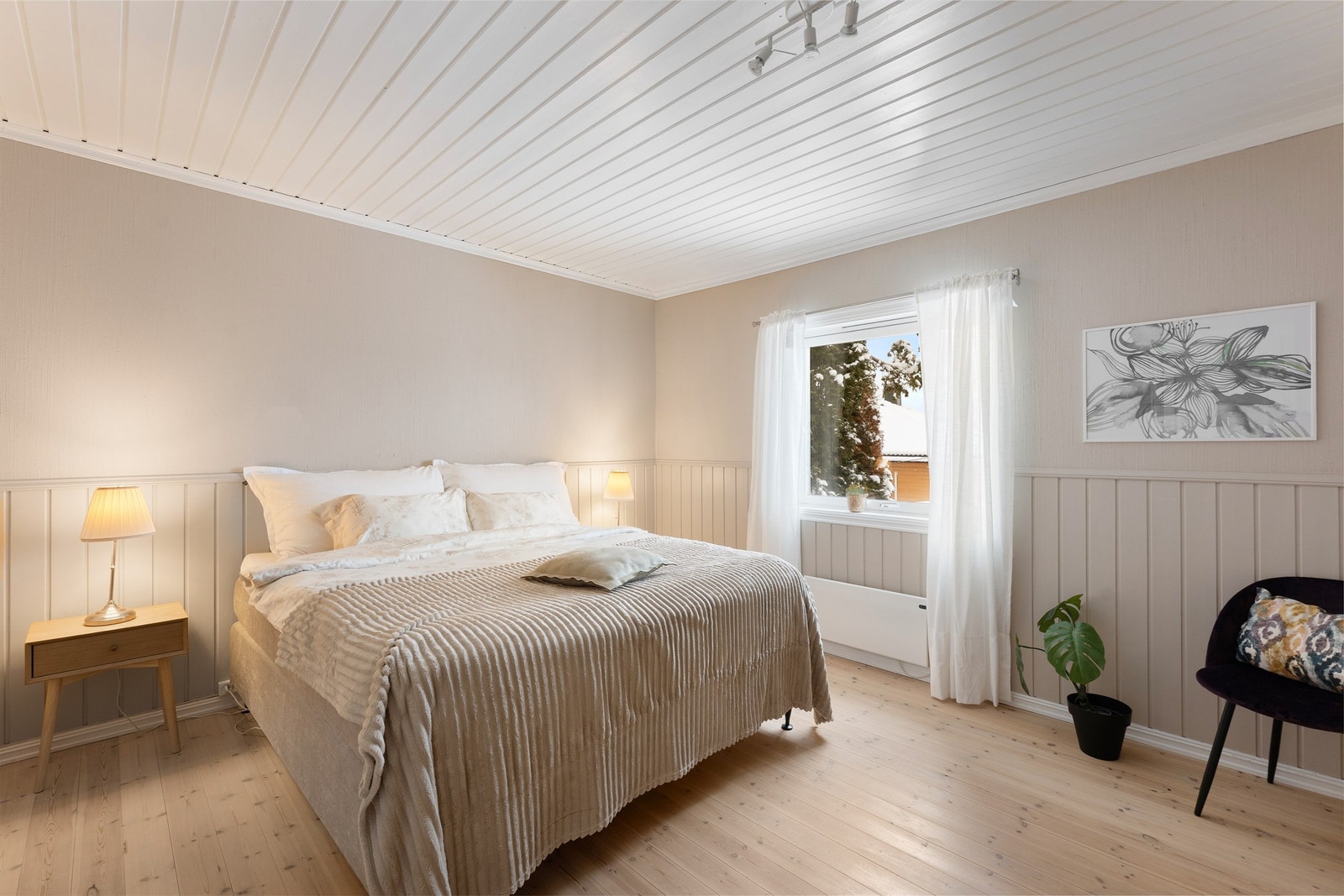 Hovedsoverommet i første etasje har god plass til dobbeltseng og nattbord. Galleribilde