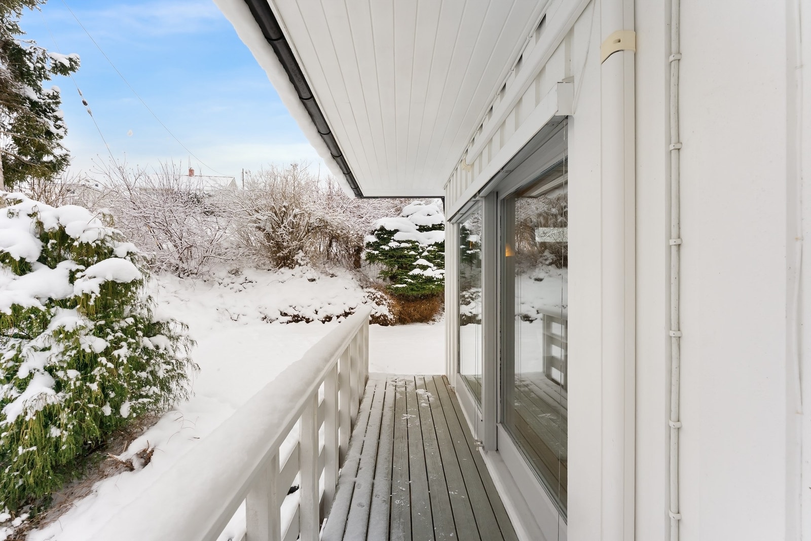 Skyvedøren gir en sømløs overgang mellom inne- og uteområdet. Galleribilde