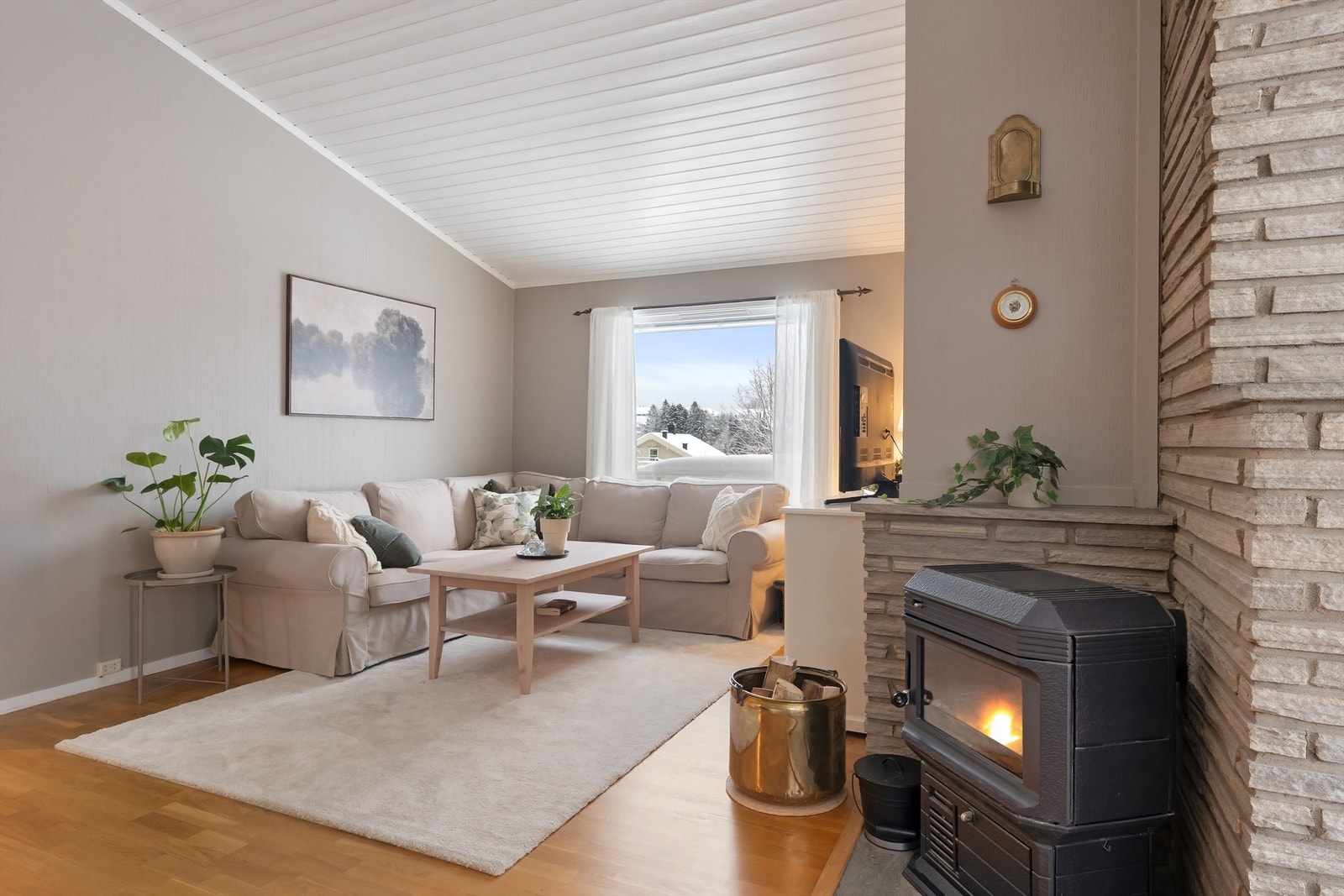 Vedovnen gir både varme og en hyggelig atmosfære på kjølige dager Galleribilde