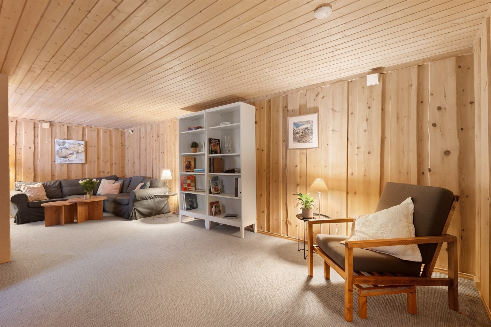 Rommet er innredet med eget ildsted og har gulvvarme for økt komfort. Galleribilde