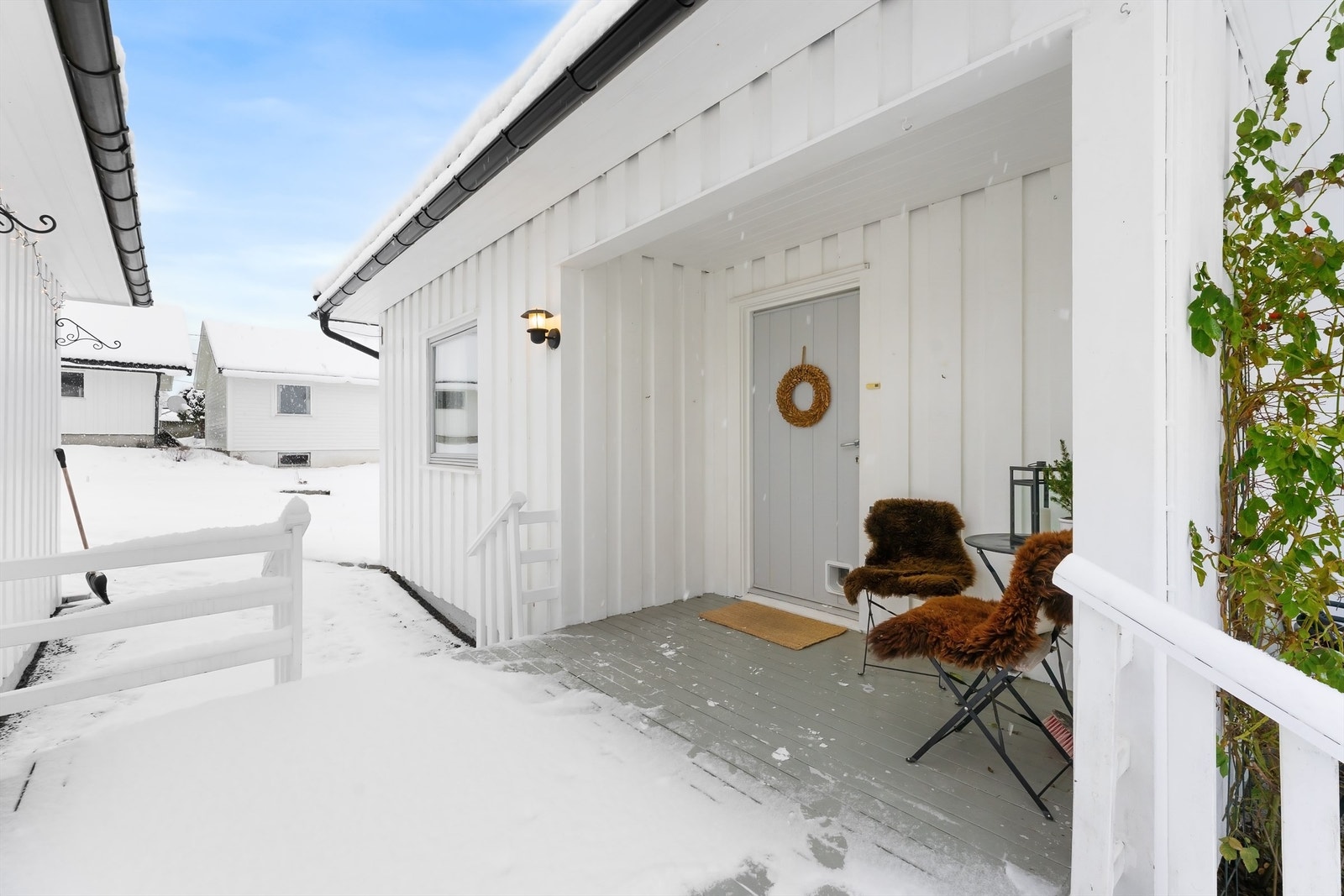 Ved inngangspartiet er det en hyggelig, nordvendt terrasse på 11 m² med plass for en sittegruppe. Galleribilde