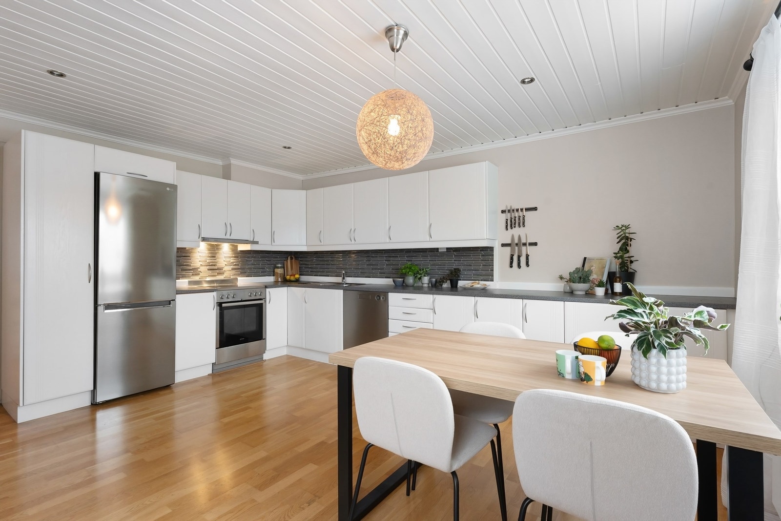 Kjøkkenet har parkett på gulv og panelbord i himling med downlights. Galleribilde