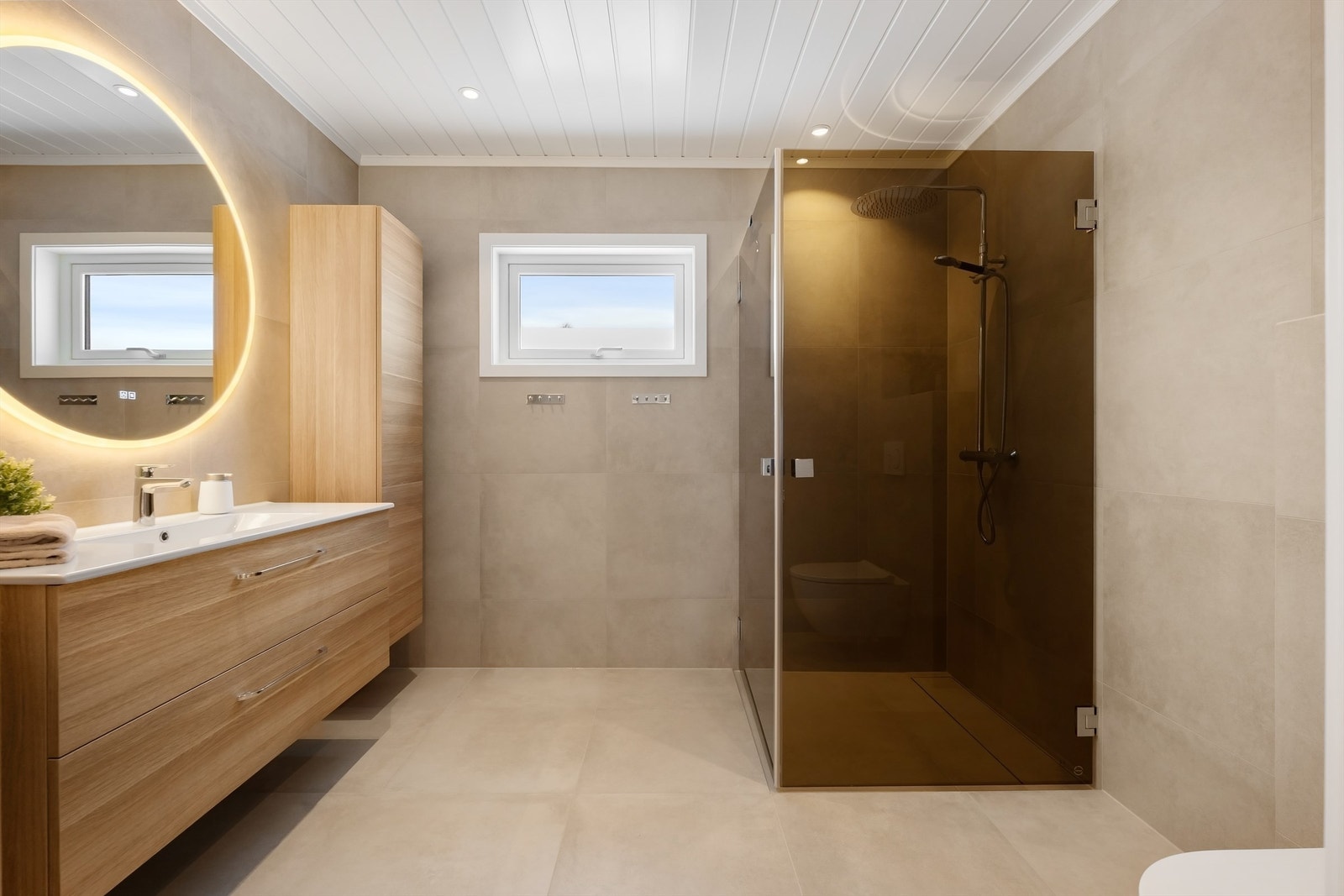 Boligens hovedbad ble bygget nytt i 2025 og fremstår moderne og delikat. Galleribilde