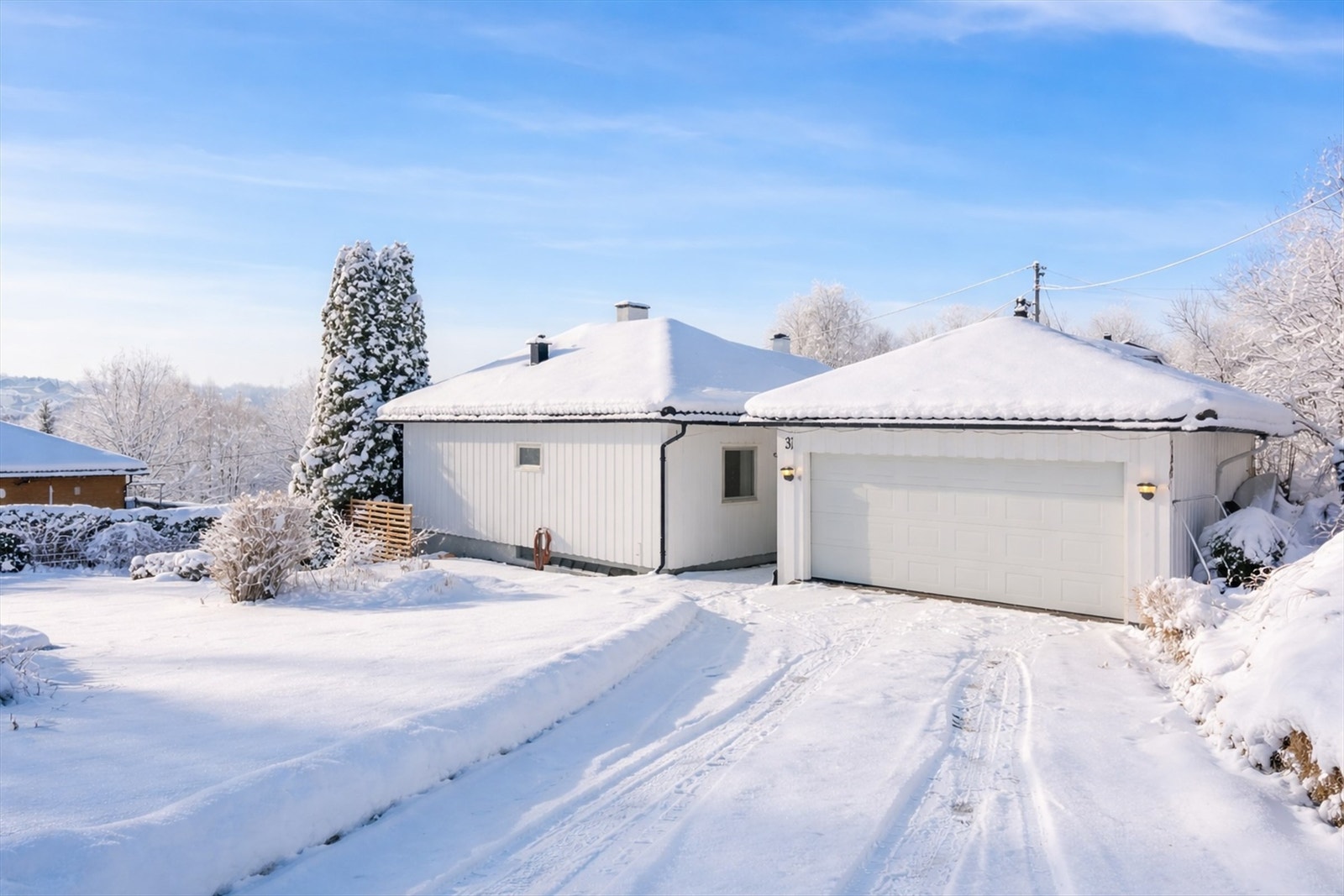 Velkommen til Klokkergårdsveien 31, en innholdsrik enebolig med dobbelgarasje og elbillader. Foto: Zovenfra Galleribilde