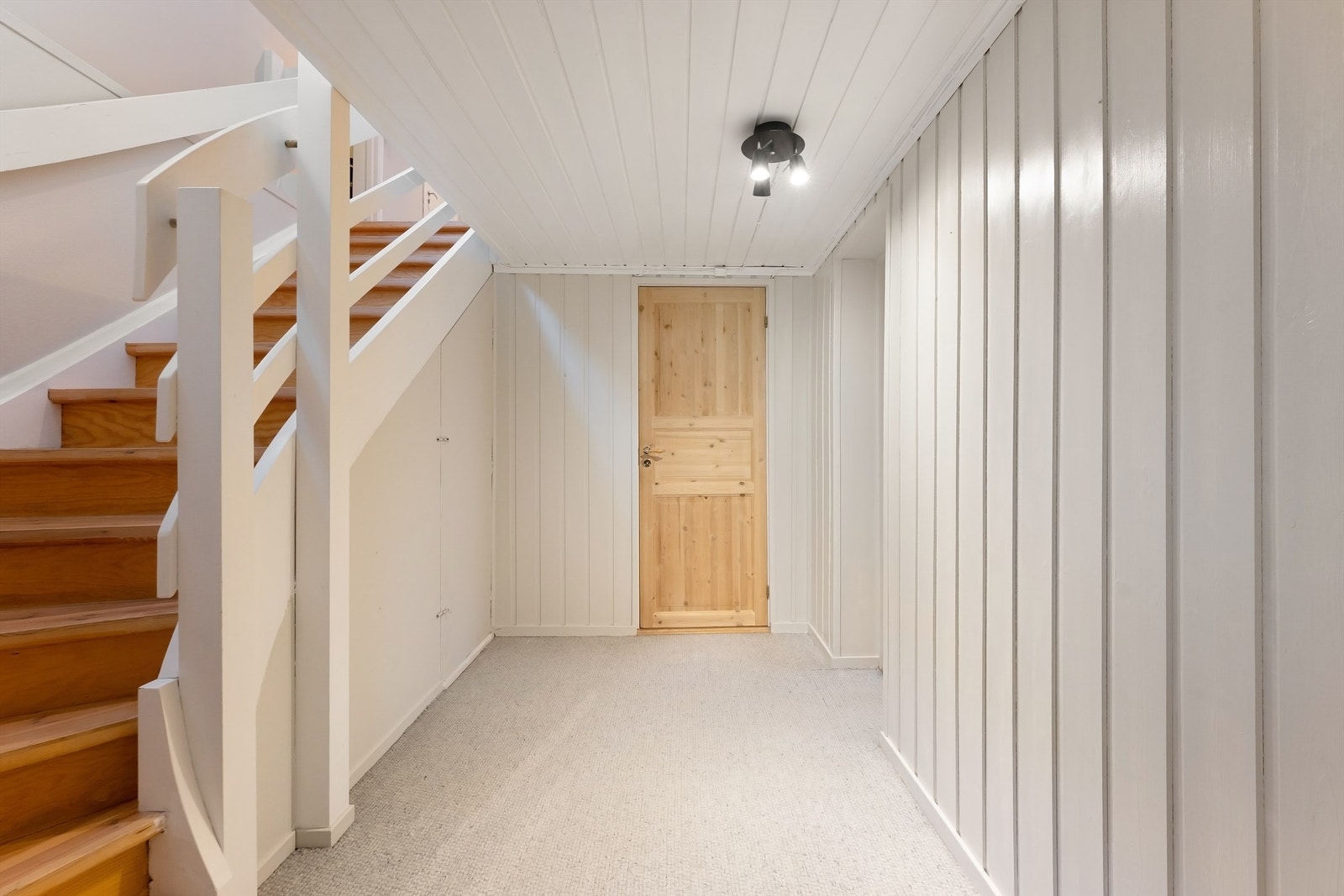 Trappen i tre forbinder de to etasjene på en funksjonell måte. Galleribilde