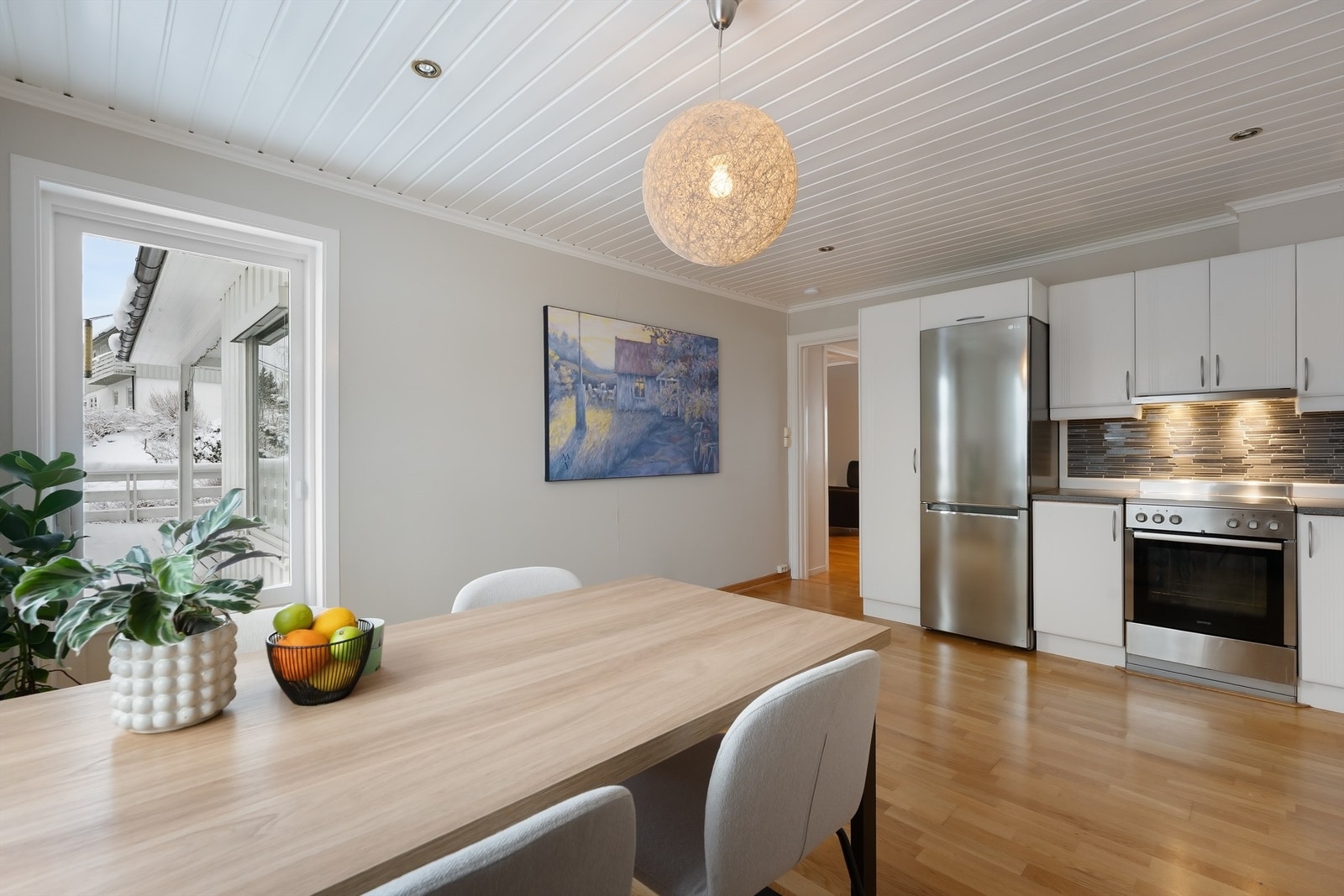 Frittstående komfyr, oppvaskmaskin og kjøleskap følger med eiendommen. Galleribilde