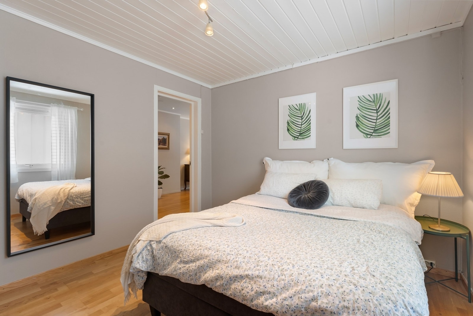 Det andre soverommet i etasjen egner seg godt som barnerom eller gjesterom. Galleribilde