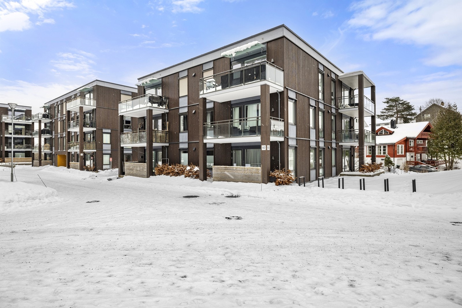 Bygget er oppført i 2022 og har yttervegger tekket med panel og trevirke. Galleribilde