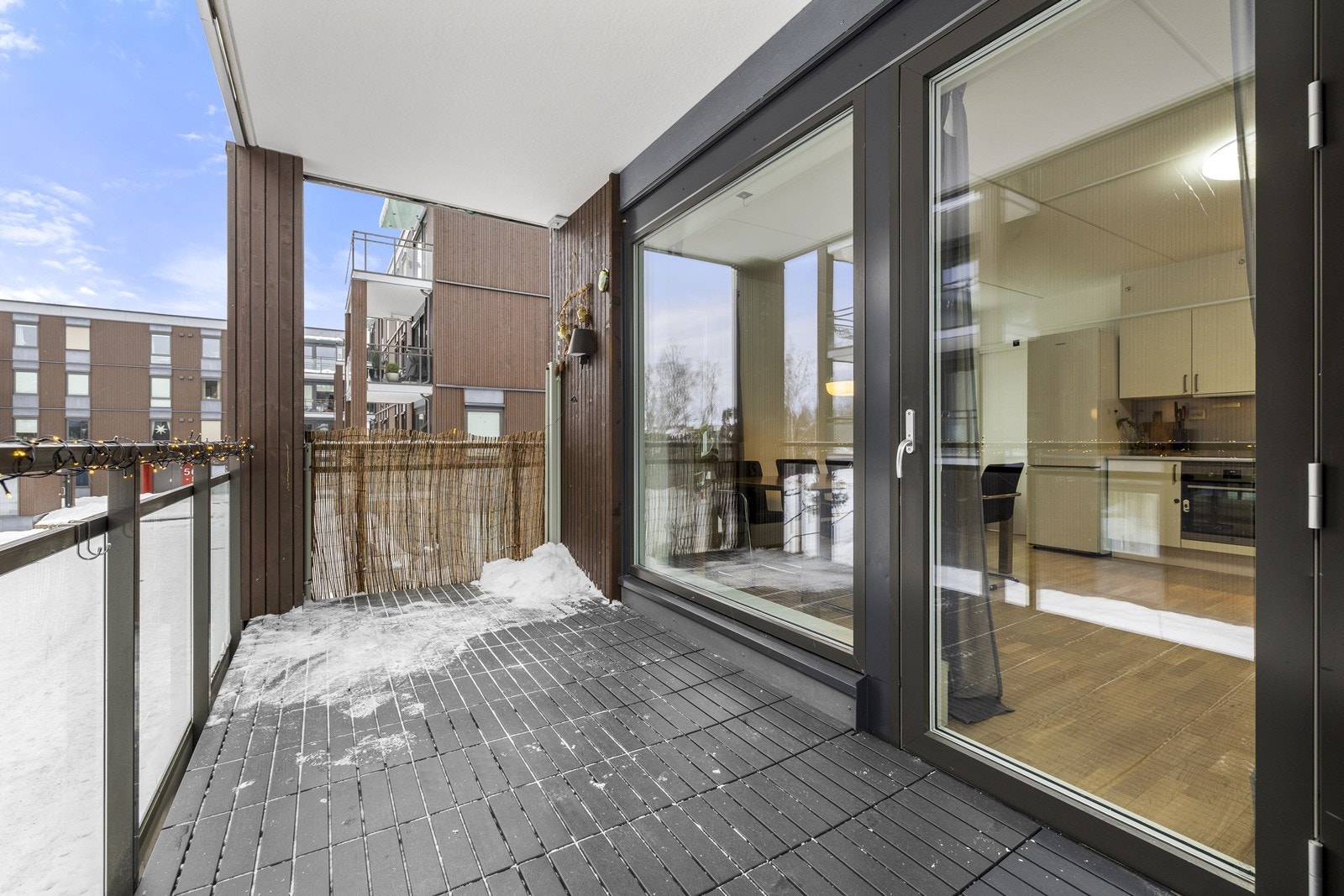 Fra stuen er det direkte utgang til en romslig balkong på 10 m². Galleribilde