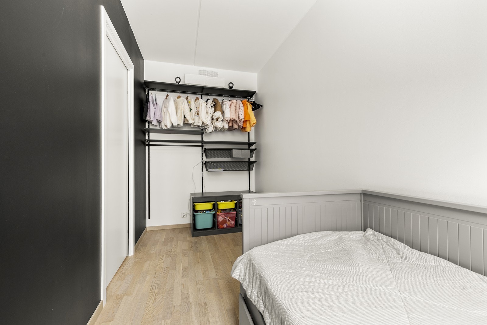 Rommet er etablert ved at eier har satt opp en lettvegg i stuen. Galleribilde