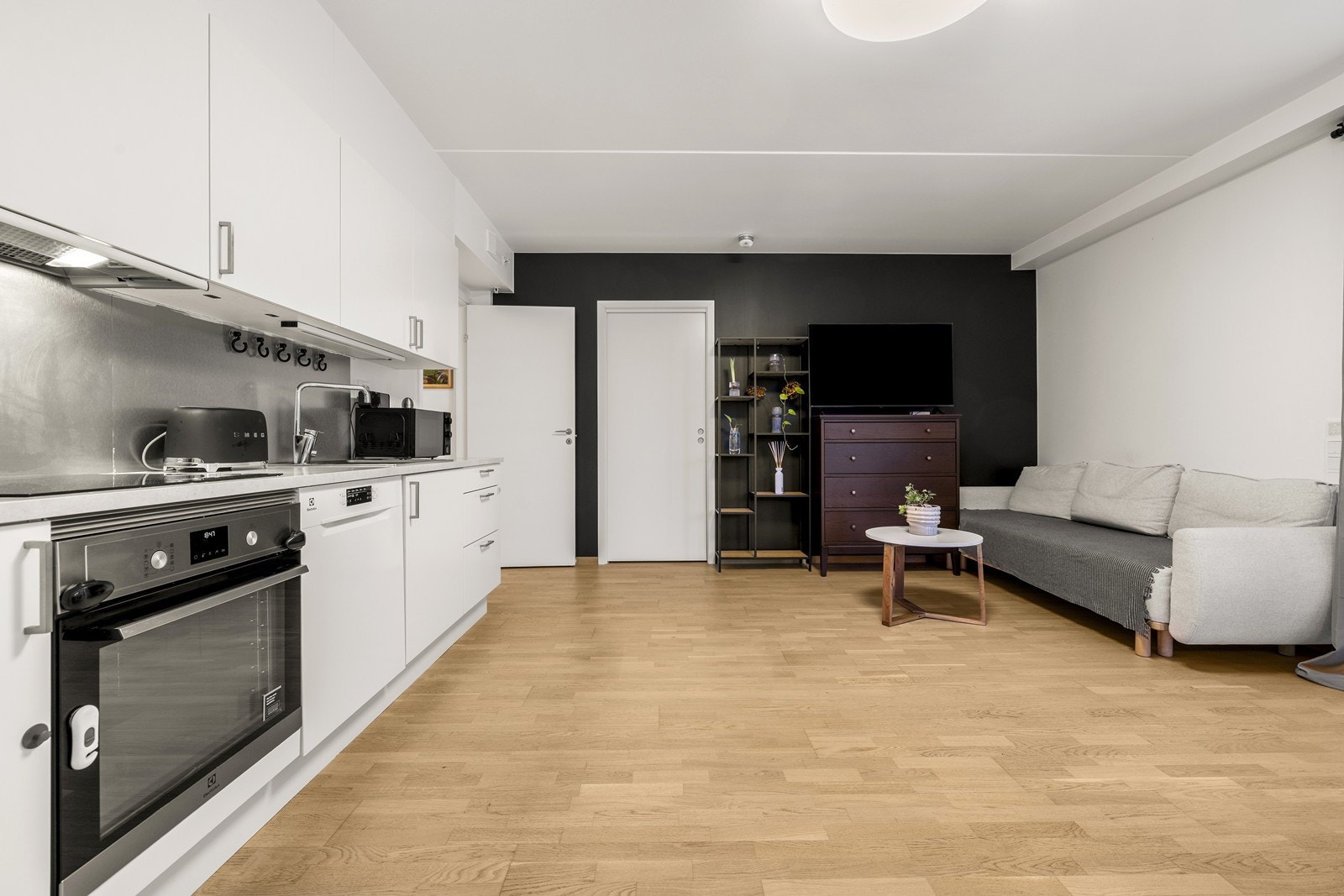 Kjøkkenet er utstyrt med integrert komfyr og avtrekksvifte. Galleribilde