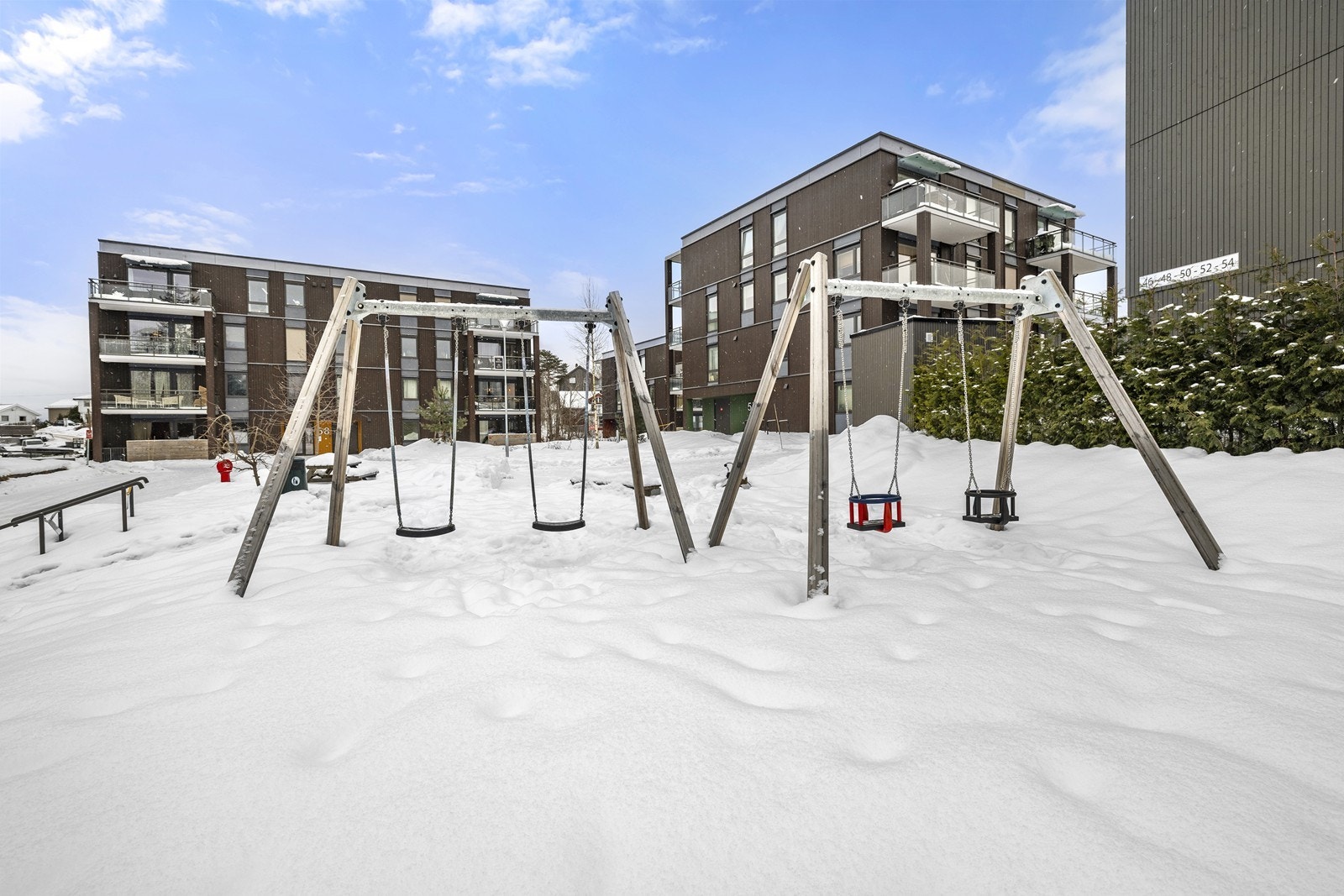 Fellesarealene er pent opparbeidet med grøntarealer og lekeplass. Galleribilde