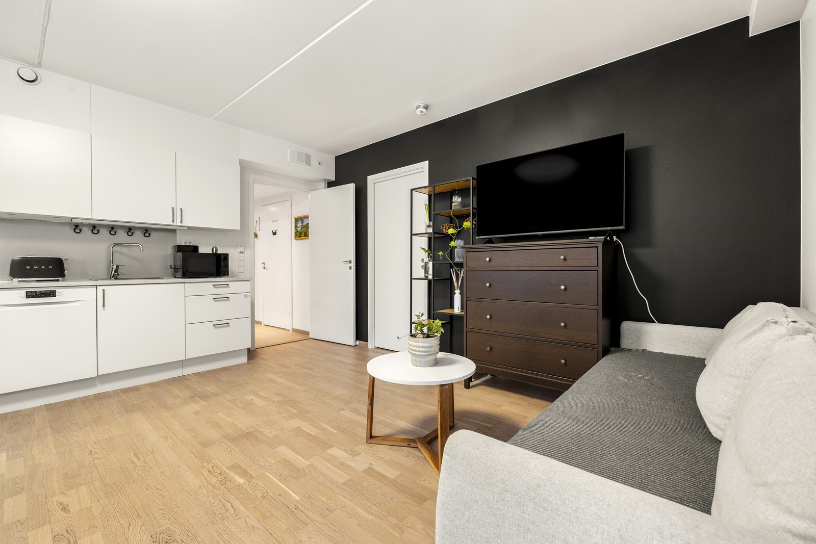 Den arealeffektive planløsningen gir en god flyt mellom sonene. Galleribilde