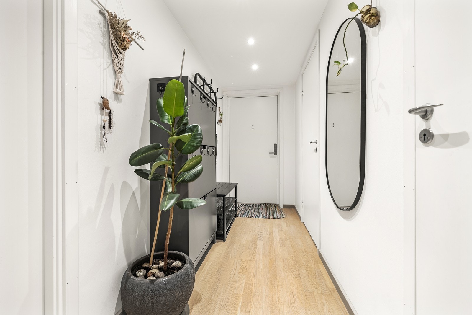 Fra entreen er det tilgang til et praktisk teknisk rom som også fungerer som innvendig bod. Galleribilde