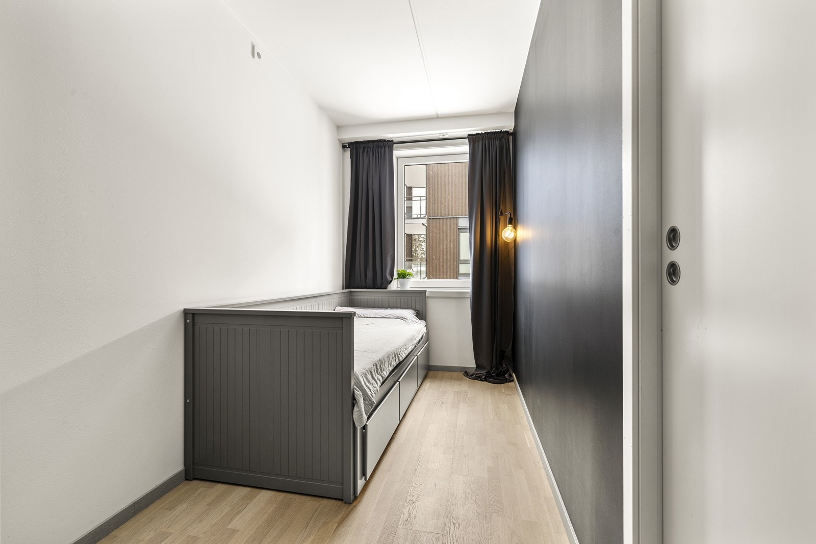 Det innredede rommet er en fleksibel løsning for hjemmekontor, gjesterom eller barnerom. Galleribilde