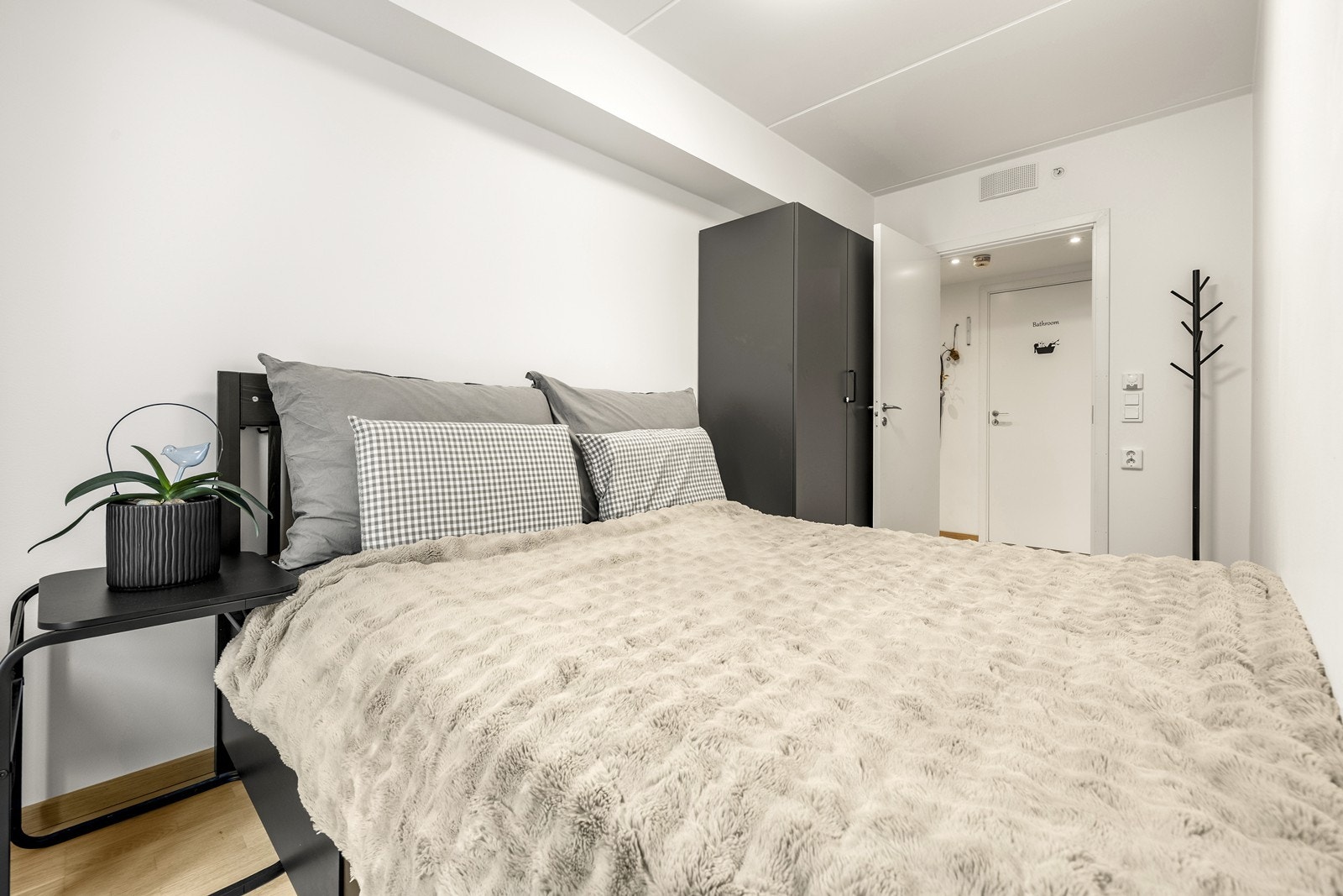 Leiligheten har et romslig soverom med parkett på gulv og malte flater. Galleribilde