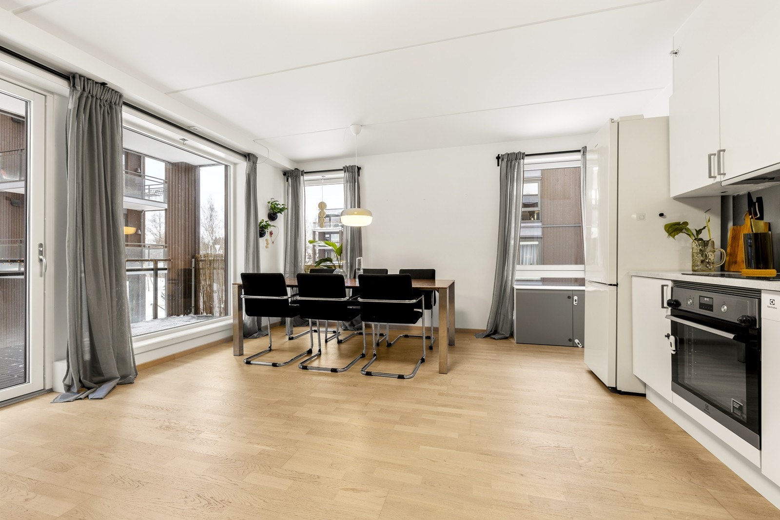 Leiligheten har en gjennomgående lys og moderne palett med malte flater. Galleribilde