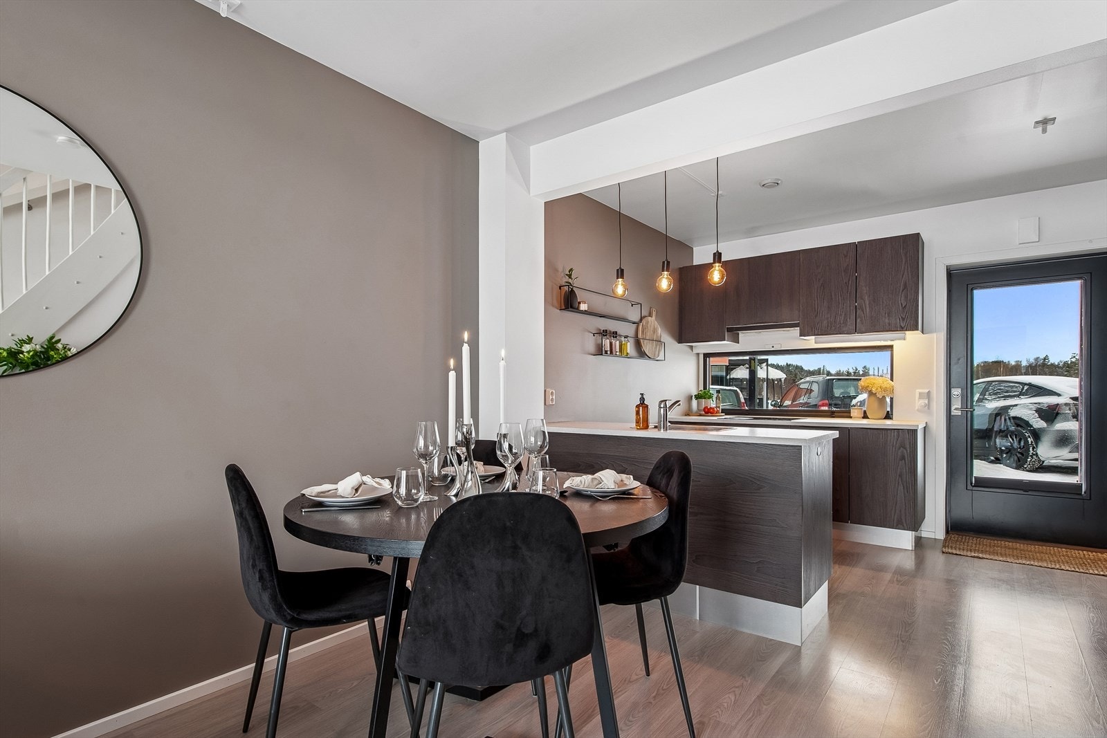 Moderne fargevalg og gjennomgående materialer skaper et helhetlig uttrykk. Galleribilde