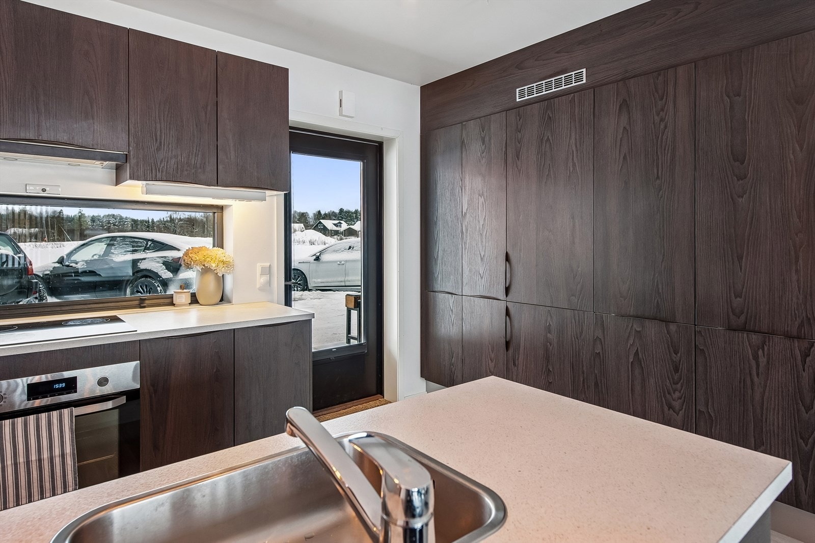 Godt med skap- og oppbevaringsplass i kjøkkeninnredningen. Galleribilde