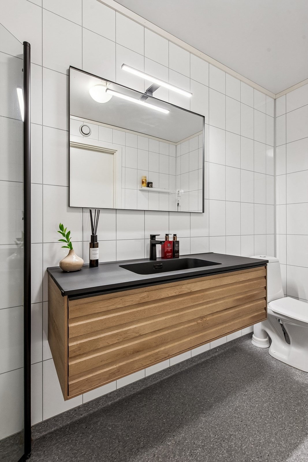 Praktisk belysning over speilet gir godt lys. Galleribilde