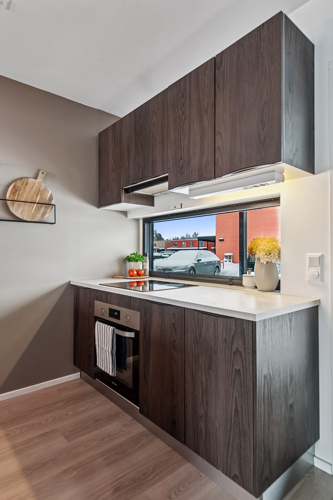 Kokesonen er utstyrt med integrert stekeovn og platetopp. Galleribilde