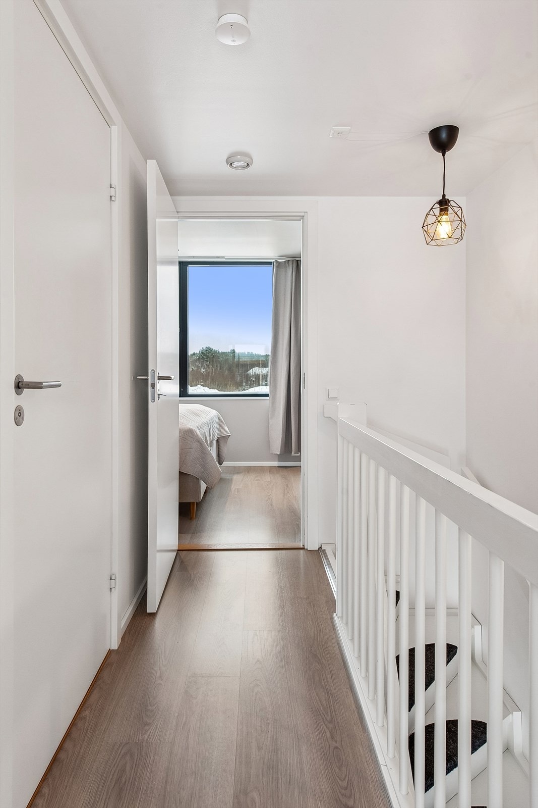 Innvendig har boligen malte, glatte dører som bidrar til det stilrene uttrykket. Galleribilde