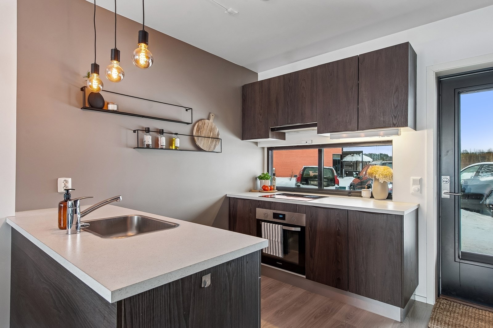 Kjøkkenet har en moderne innredning med glatte fronter og laminert benkeplate. Galleribilde