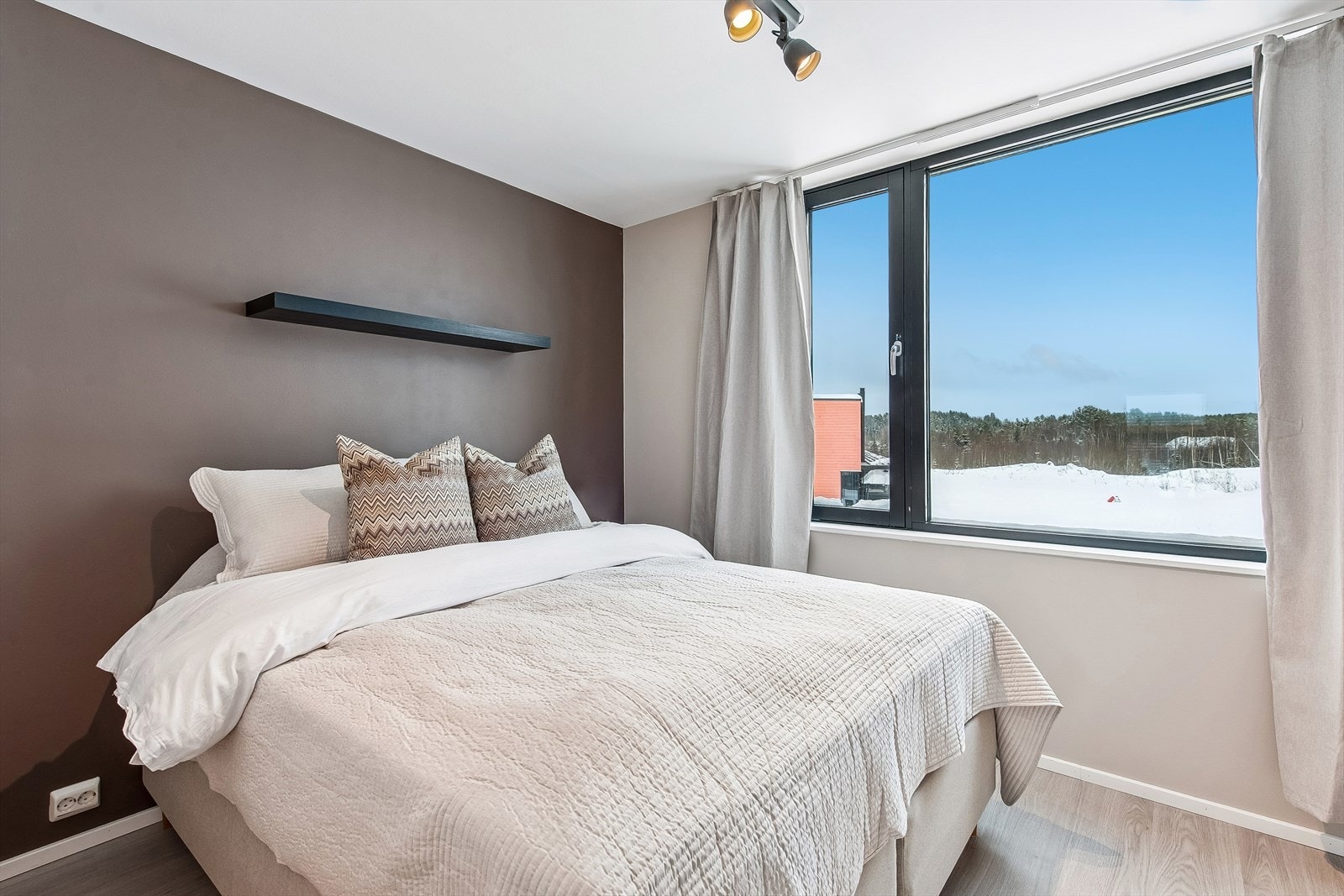 Hovedsoverommet har god plass til dobbeltseng og nattbord. Galleribilde