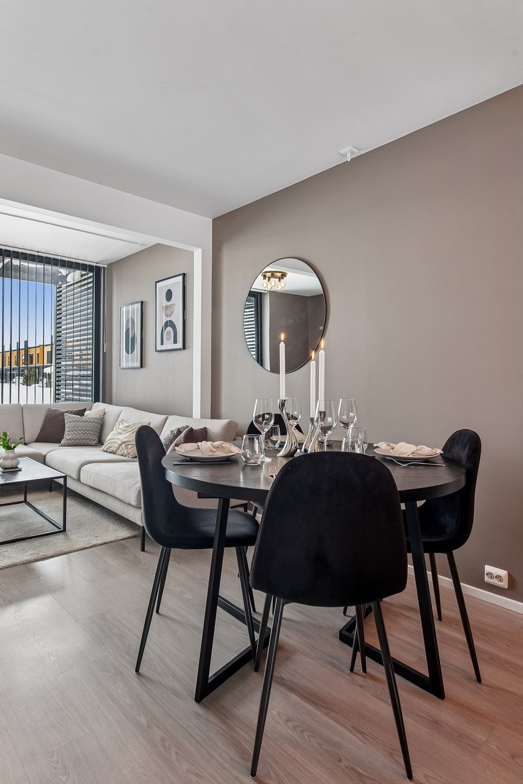 Stuen er et lyst og romslig oppholdsrom med god plass til både sofagruppe og spisebord. Galleribilde