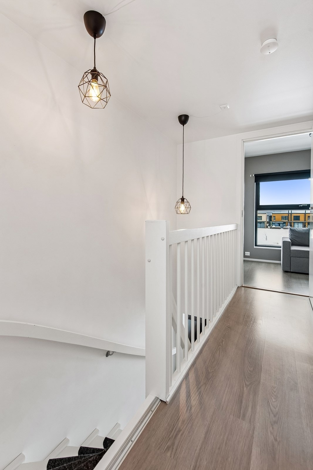 Gangen i andre etasje har laminatgulv og malte, lyse vegger. Galleribilde