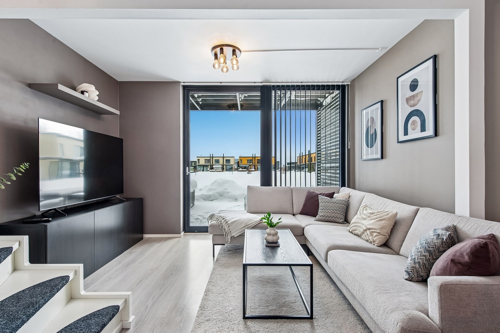 Fin tv-stue i moderne og smakfulle farger Galleribilde