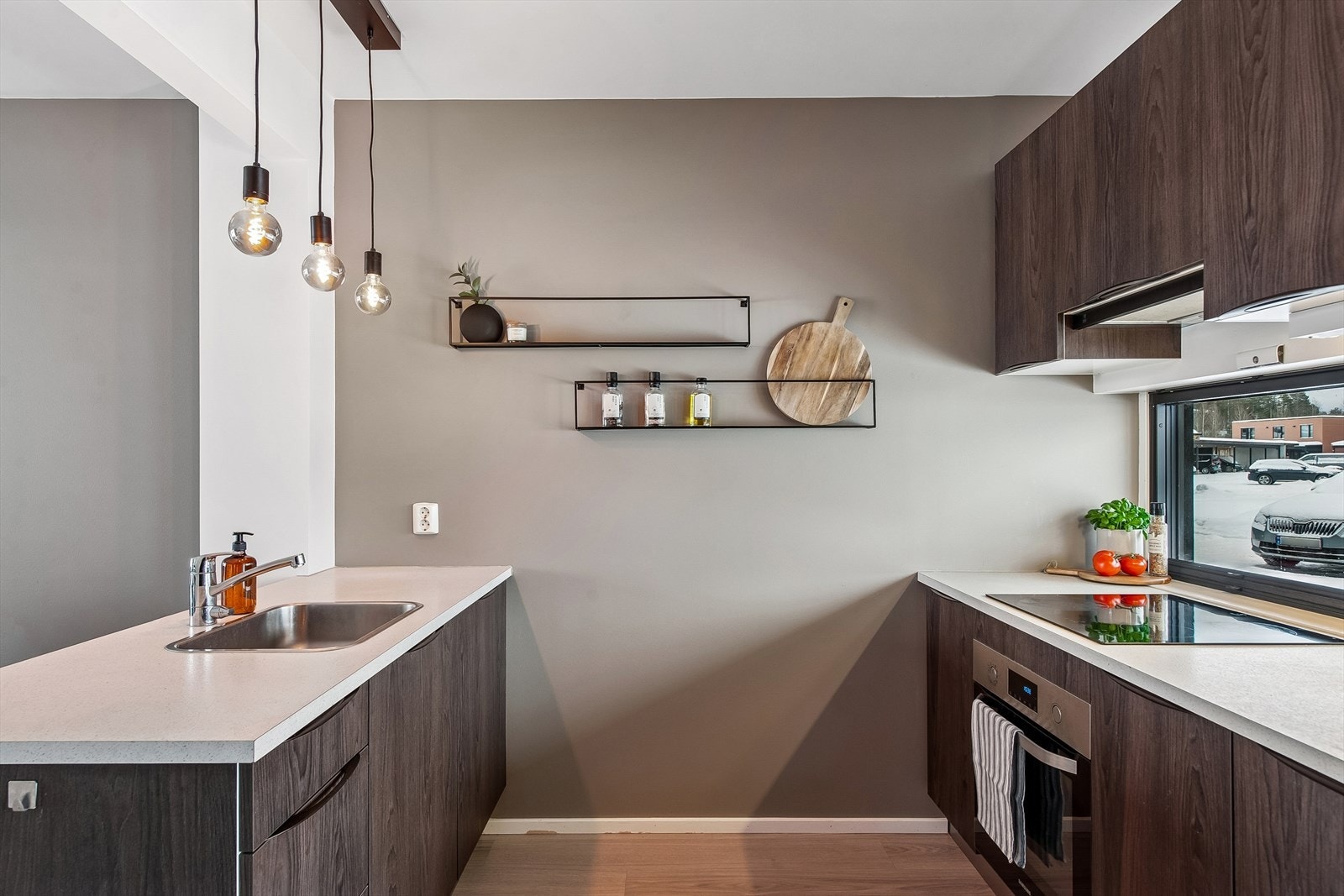 Kjøkkenventilator med kullfilter og rustfri oppvaskkum. Galleribilde