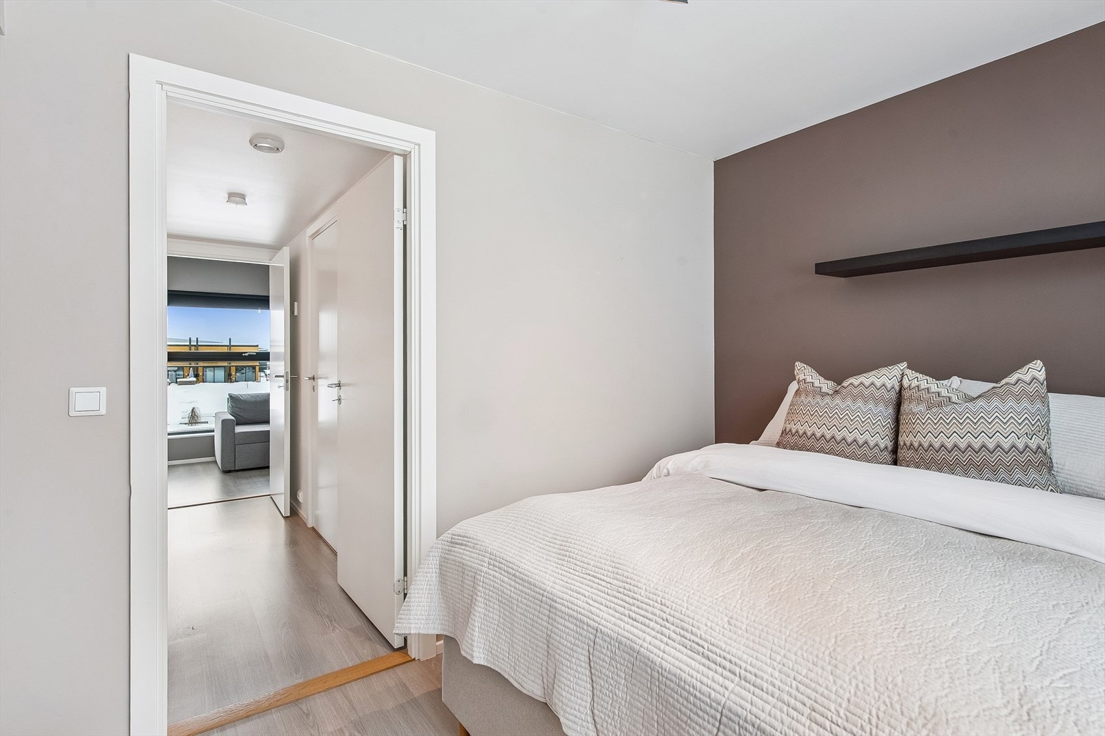 Rommet har malte plater på veggene og et stort vindu med 3-lags glass. Galleribilde