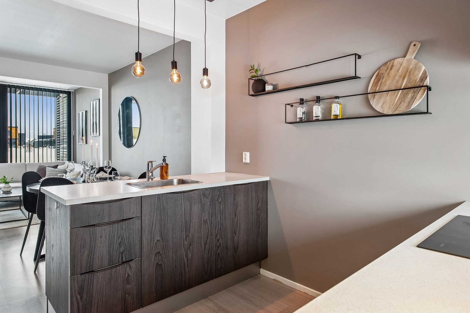 Halvøya gir ekstra arbeidsflate og deler kjøkkenet naturlig fra spiseplassen. Galleribilde