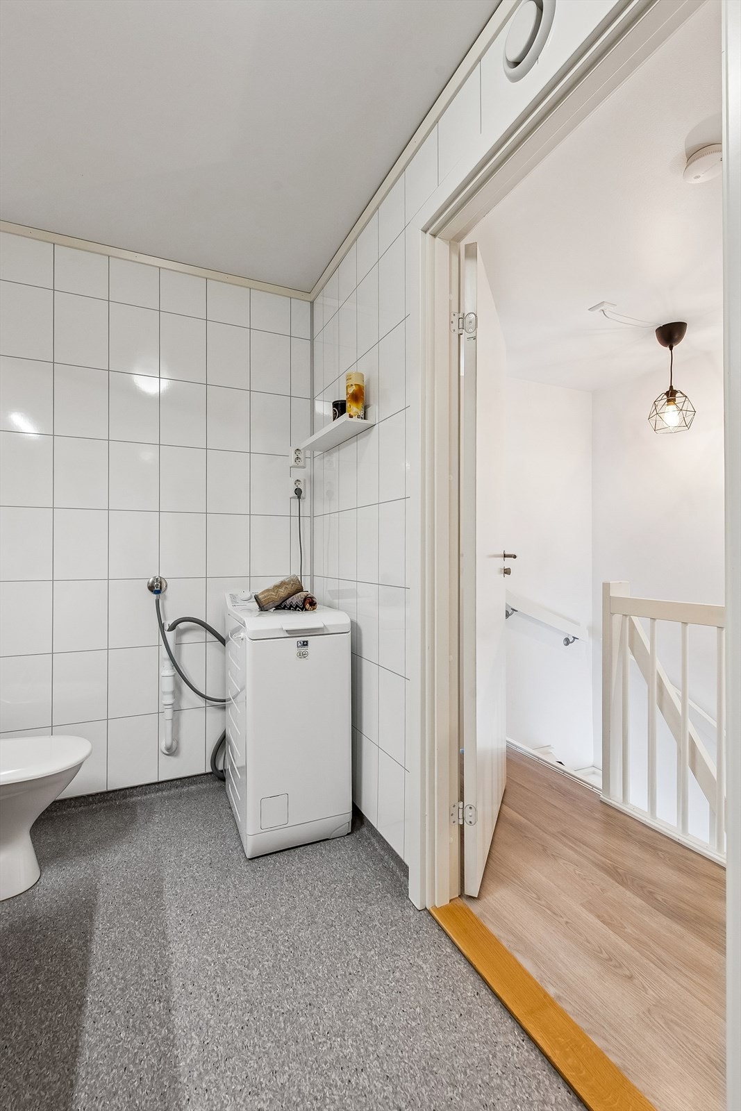 Her er det elektriske varmekabler i gulvet og opplegg for vaskemaskin. Galleribilde