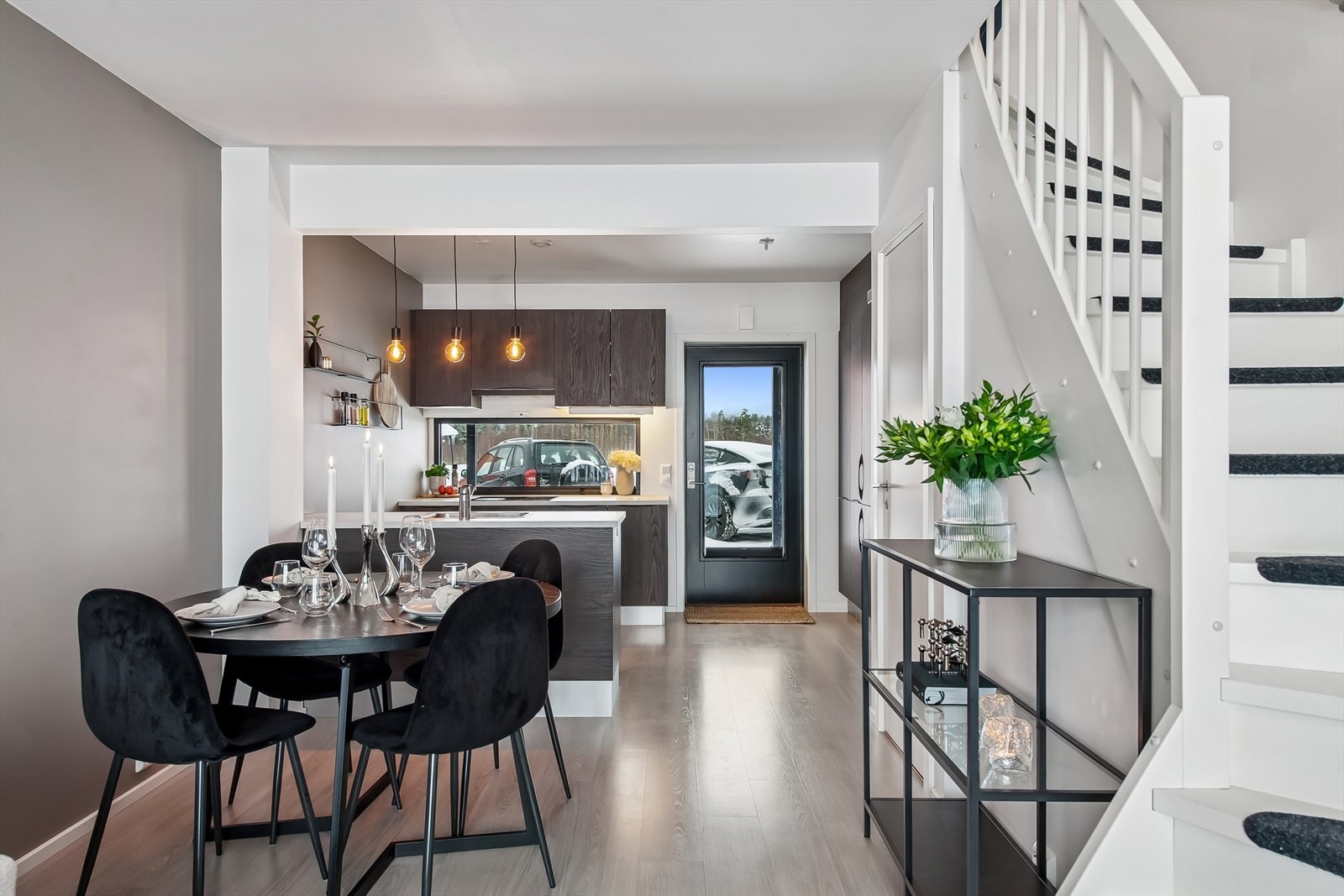 Den åpne løsningen gir en god romfølelse og flyt mellom sonene. Galleribilde