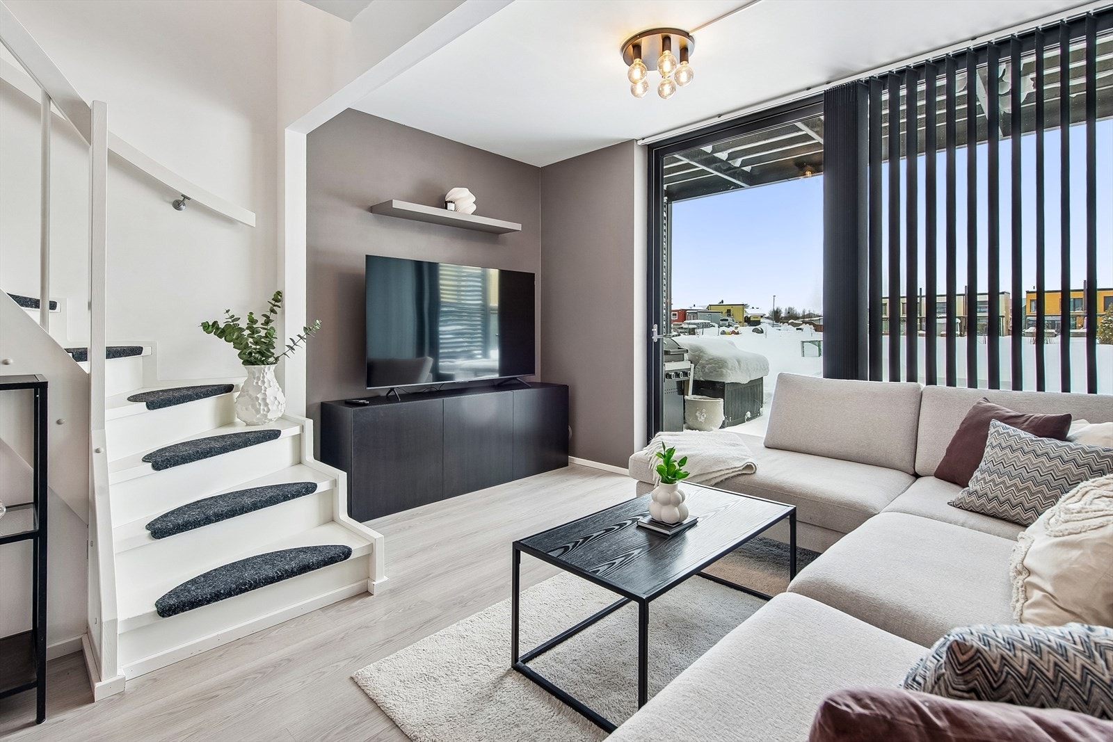 Det er montert lameller som skjermer for både sol og innsyn. Galleribilde