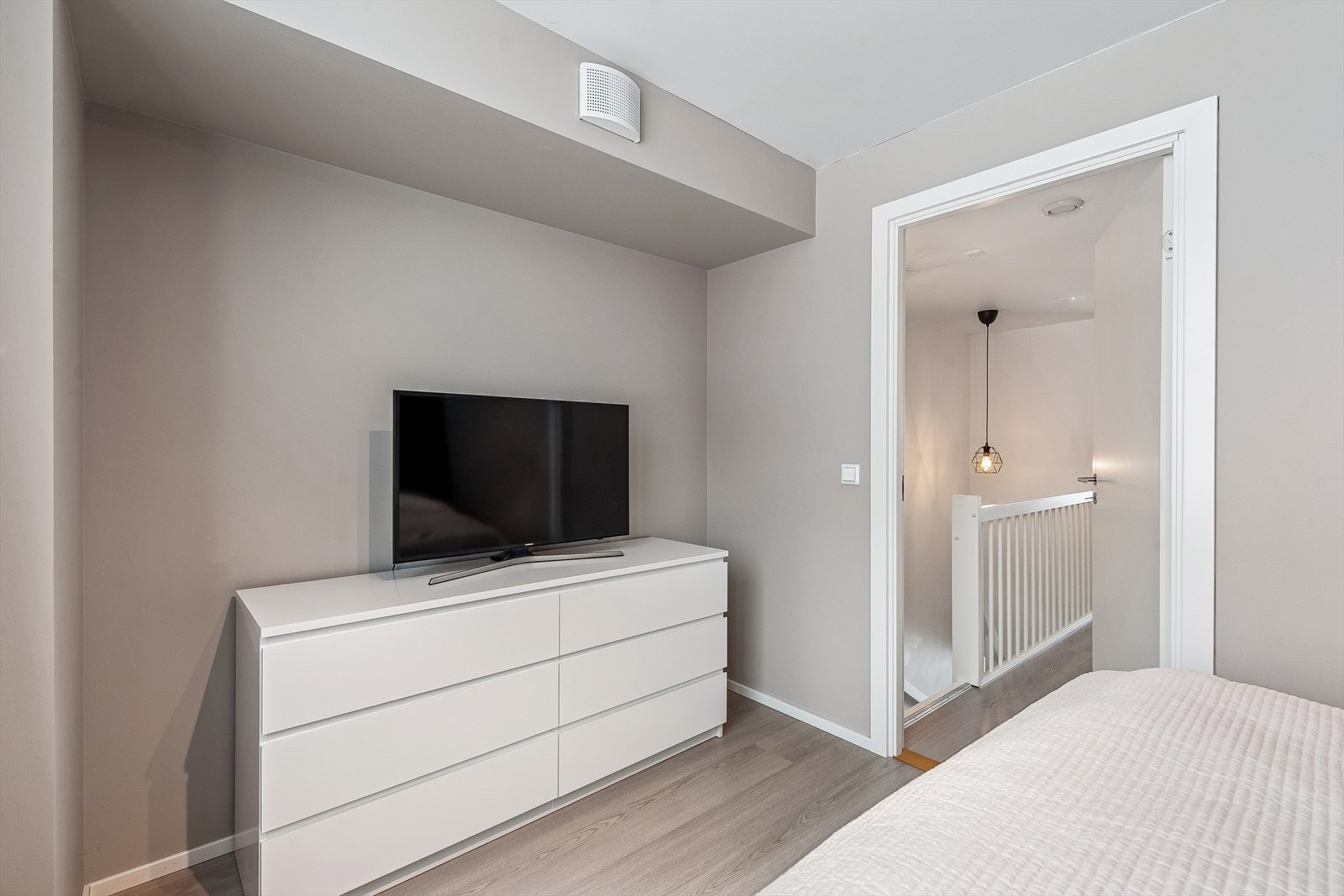 Det er god plass til en kommode eller annen oppbevaringsløsning. Galleribilde