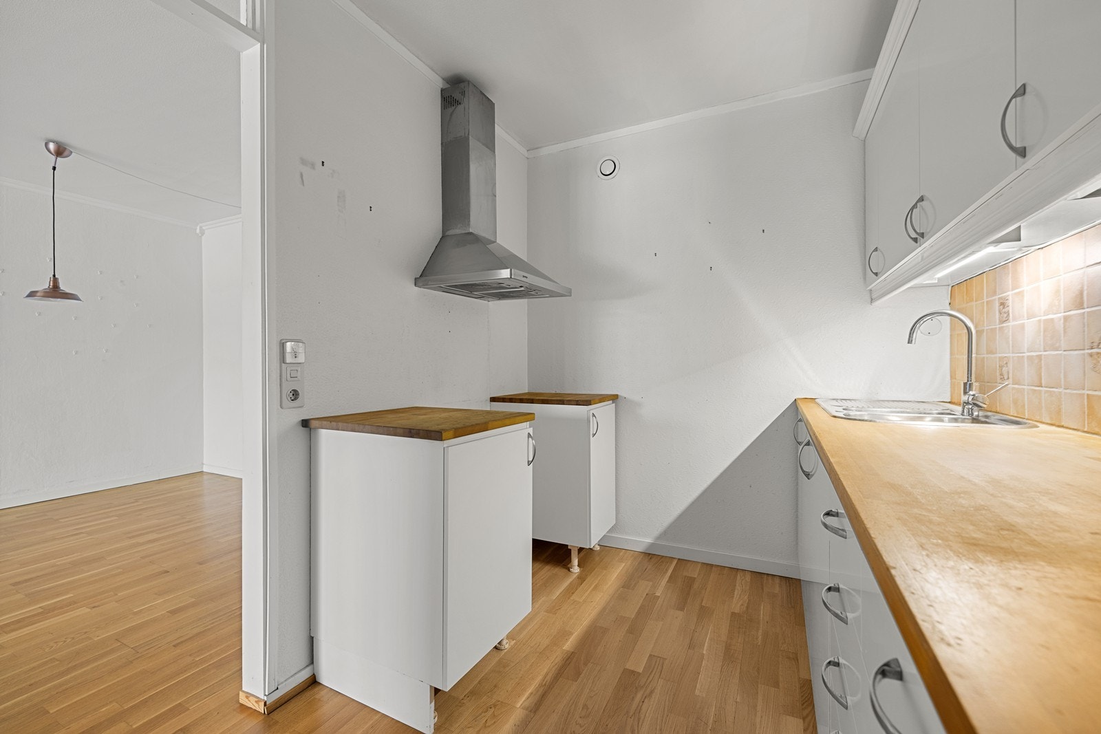 Den delvis åpne løsningen skaper en sosial sone mellom kjøkken og stue. Galleribilde