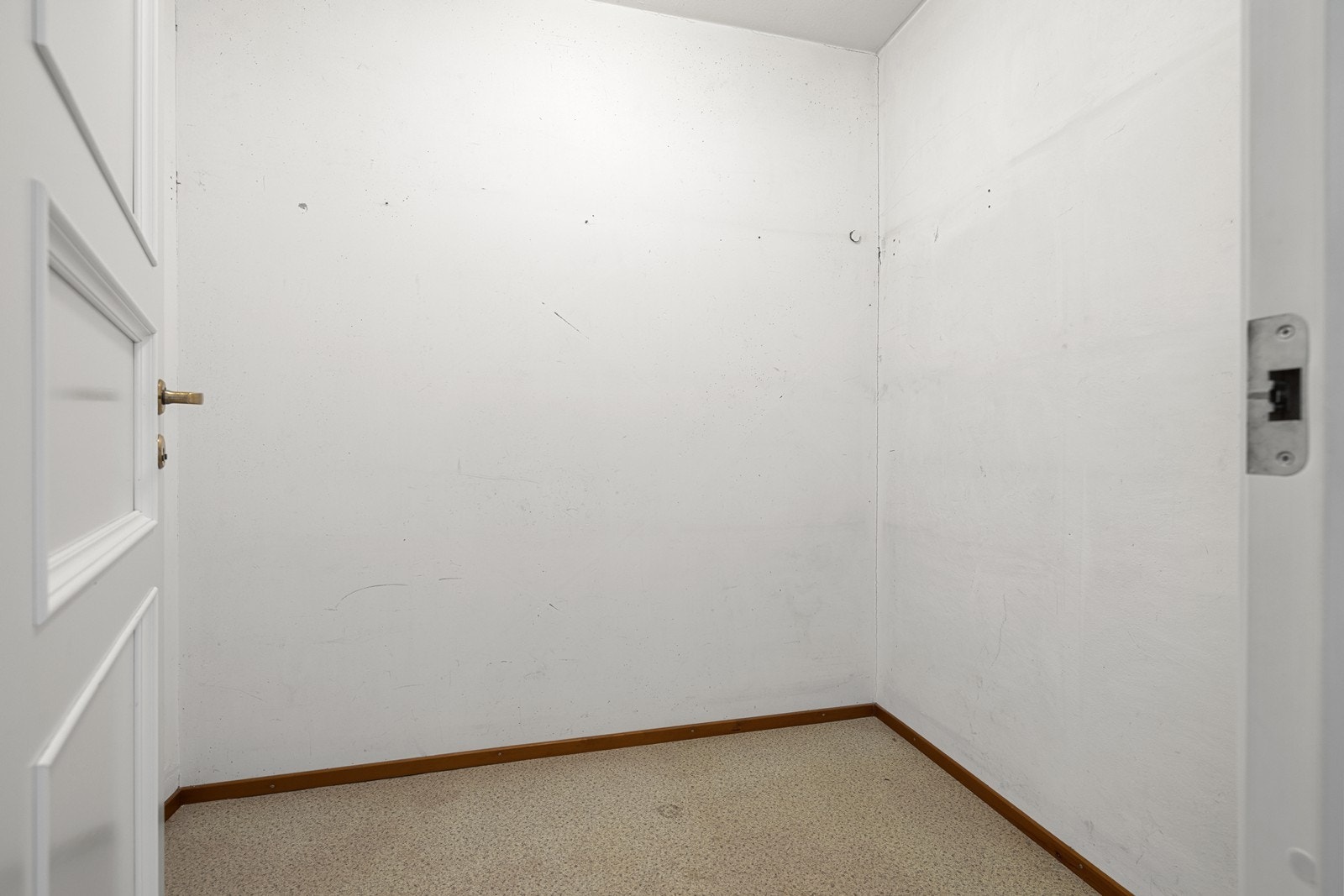 Den innvendige boden gir praktiske lagringsmuligheter i leiligheten. Galleribilde