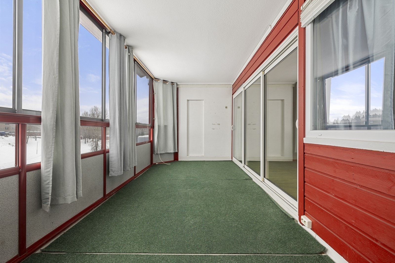 Balkongen er romslig og kan møbleres med en hyggelig sittegruppe eller spiseplass. Galleribilde