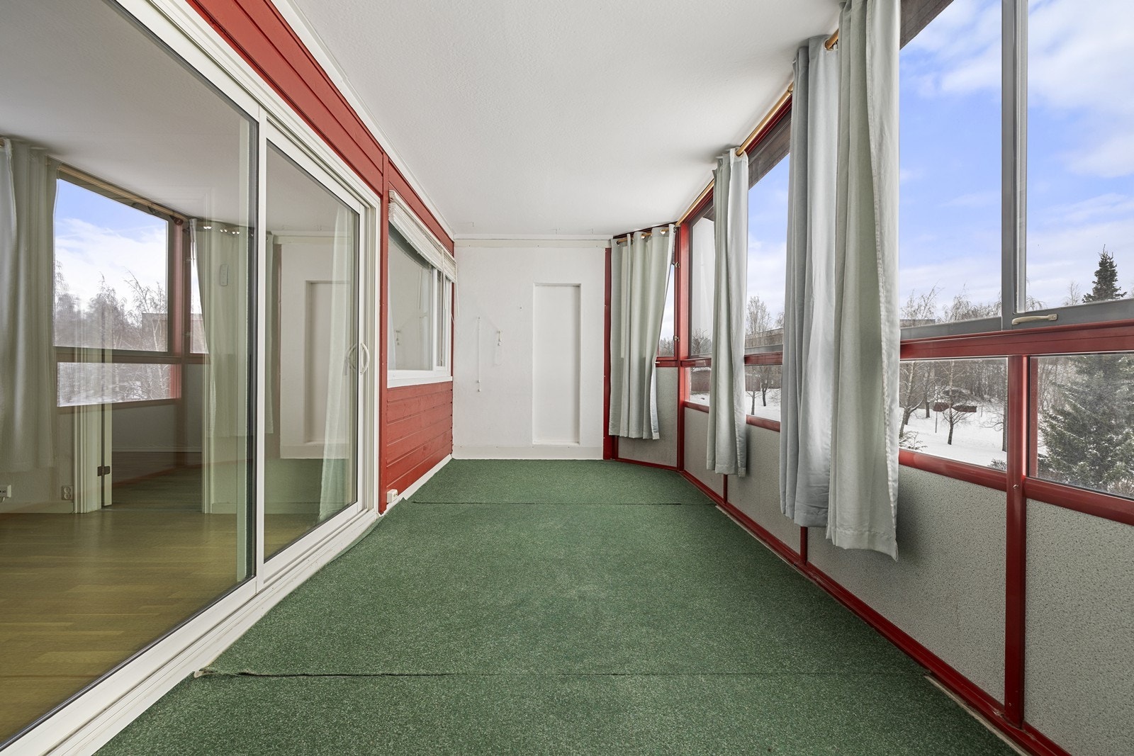 Den innglassede balkongen fungerer som et ekstra oppholdsrom store deler av året. Galleribilde