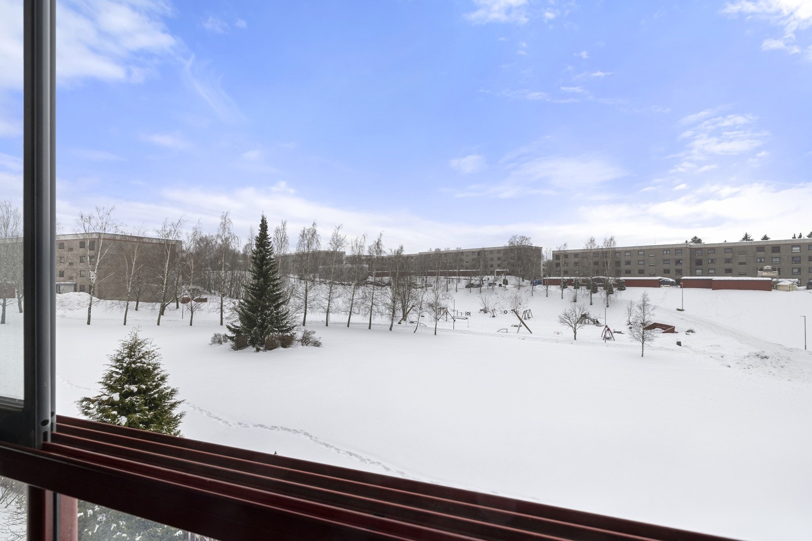 Fra balkongen har du utsikt over borettslagets grønne og barnevennlige fellesarealer. Galleribilde