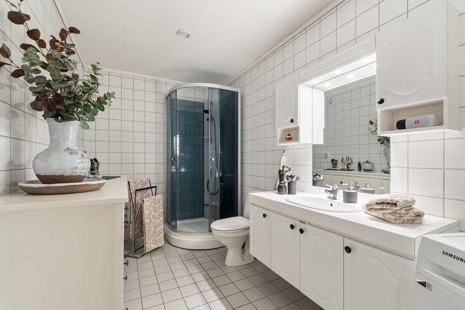 Lyst flislagt bad med behagelige varmekabler i gulv. Galleribilde