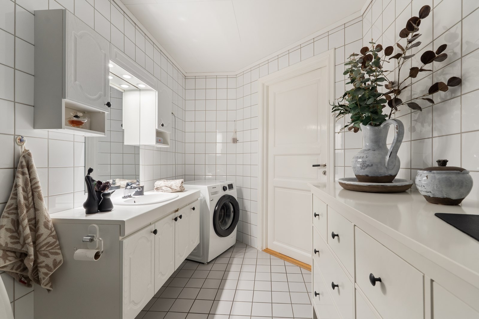 Svært romslig baderomsinnredning med mye oppbevaringsplass. Galleribilde