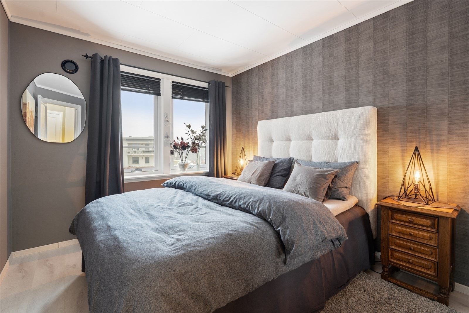 Romslig hovedsoverom med god plass for dobbeltseng, nattbord og innebygget skyvedørsgarderobe. Galleribilde