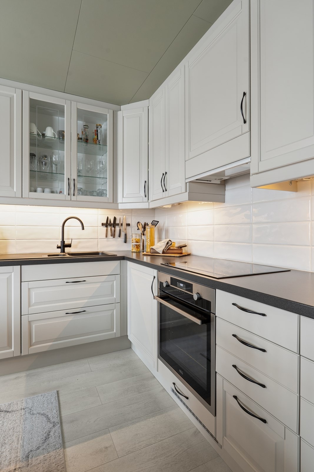 Kjøkkenet er fra 2014, og har integrerte hvitevarer som stekeovn, platetopp, oppvaskmaskin og kjøl/frys. Stekeovn og platetopp ble byttet i 2023. Galleribilde