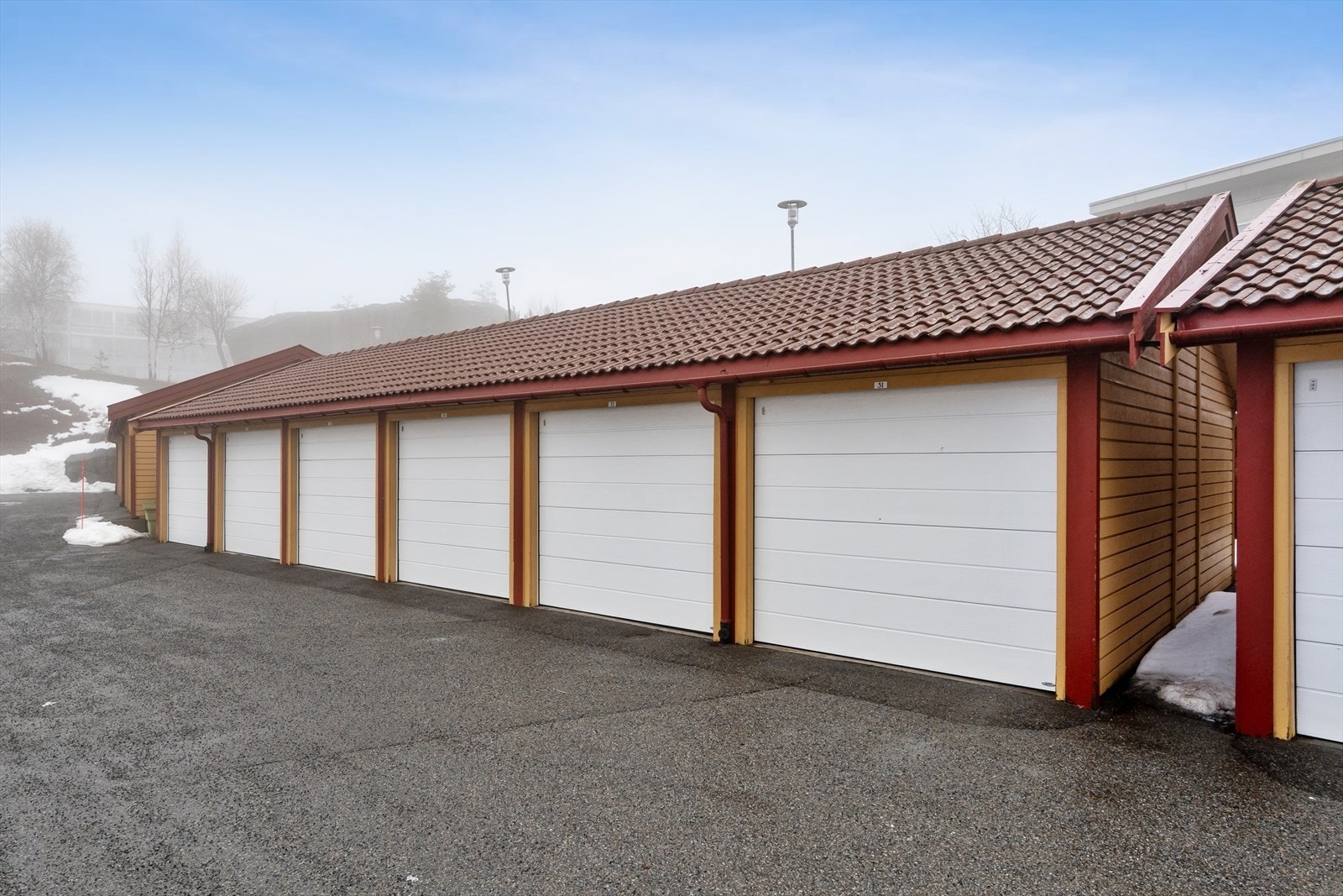 Parkering i garasje i rekke med tilrettelegging for el-bil lader. Nye garasjeporter i 2024. Galleribilde