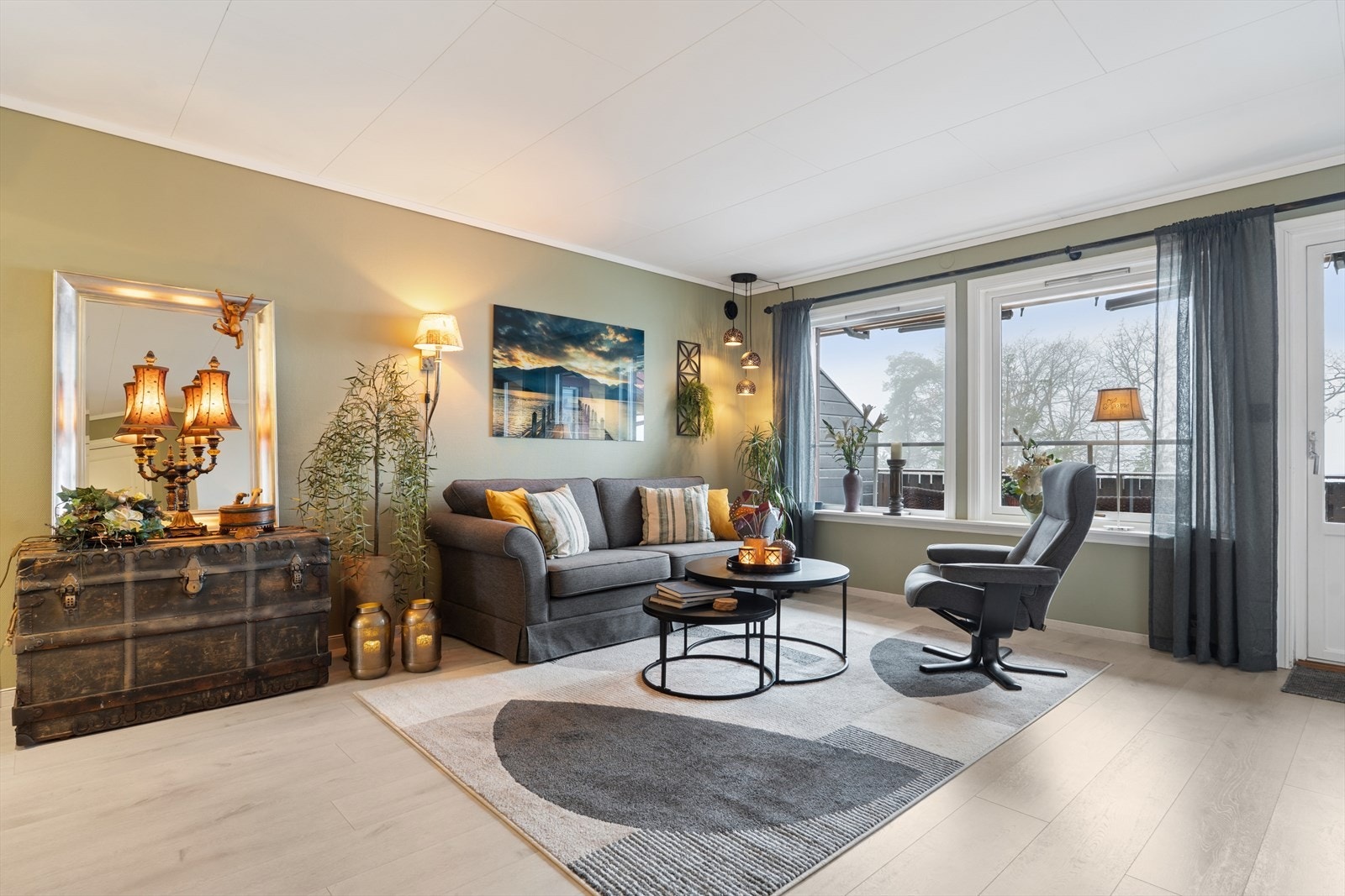 Vi beveger oss videre inn i en lys og innbydende stue. Galleribilde